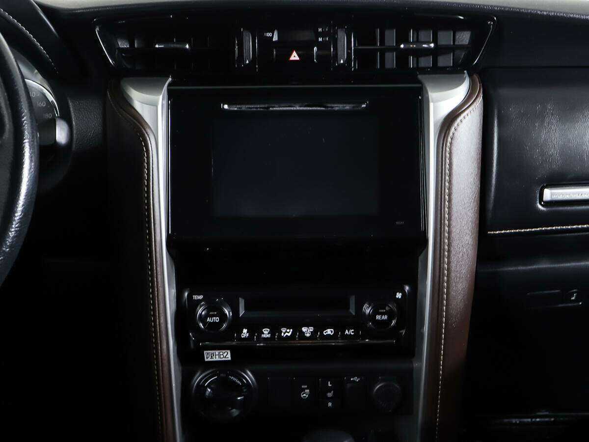 Купить Toyota Fortuner с пробегом. Фото: #11