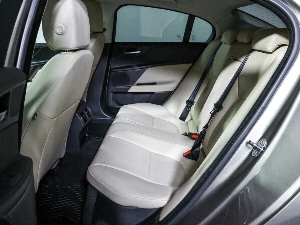 Купить Jaguar XE с пробегом. Фото: #9
