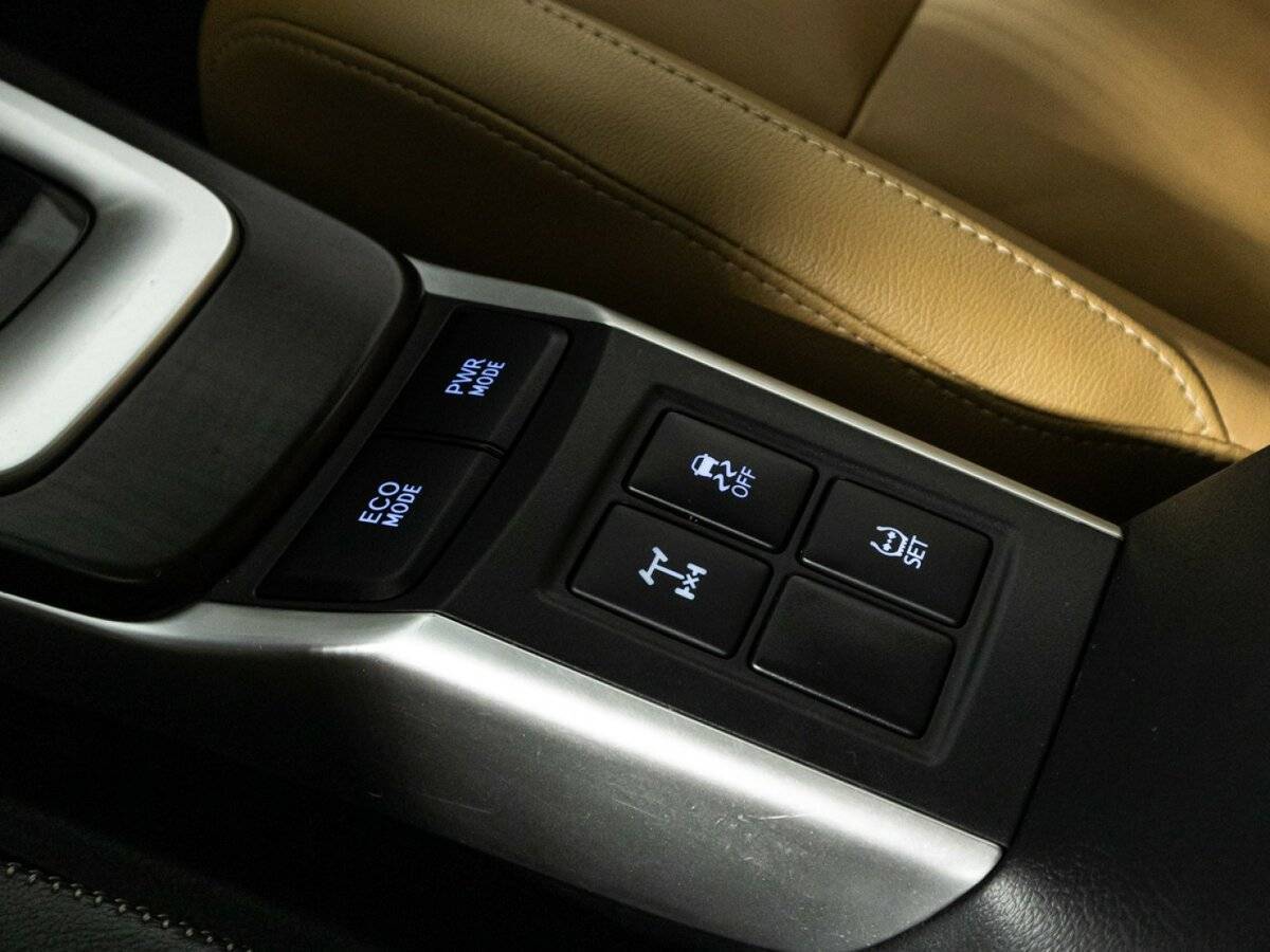 Купить Toyota Fortuner с пробегом. Фото: #19
