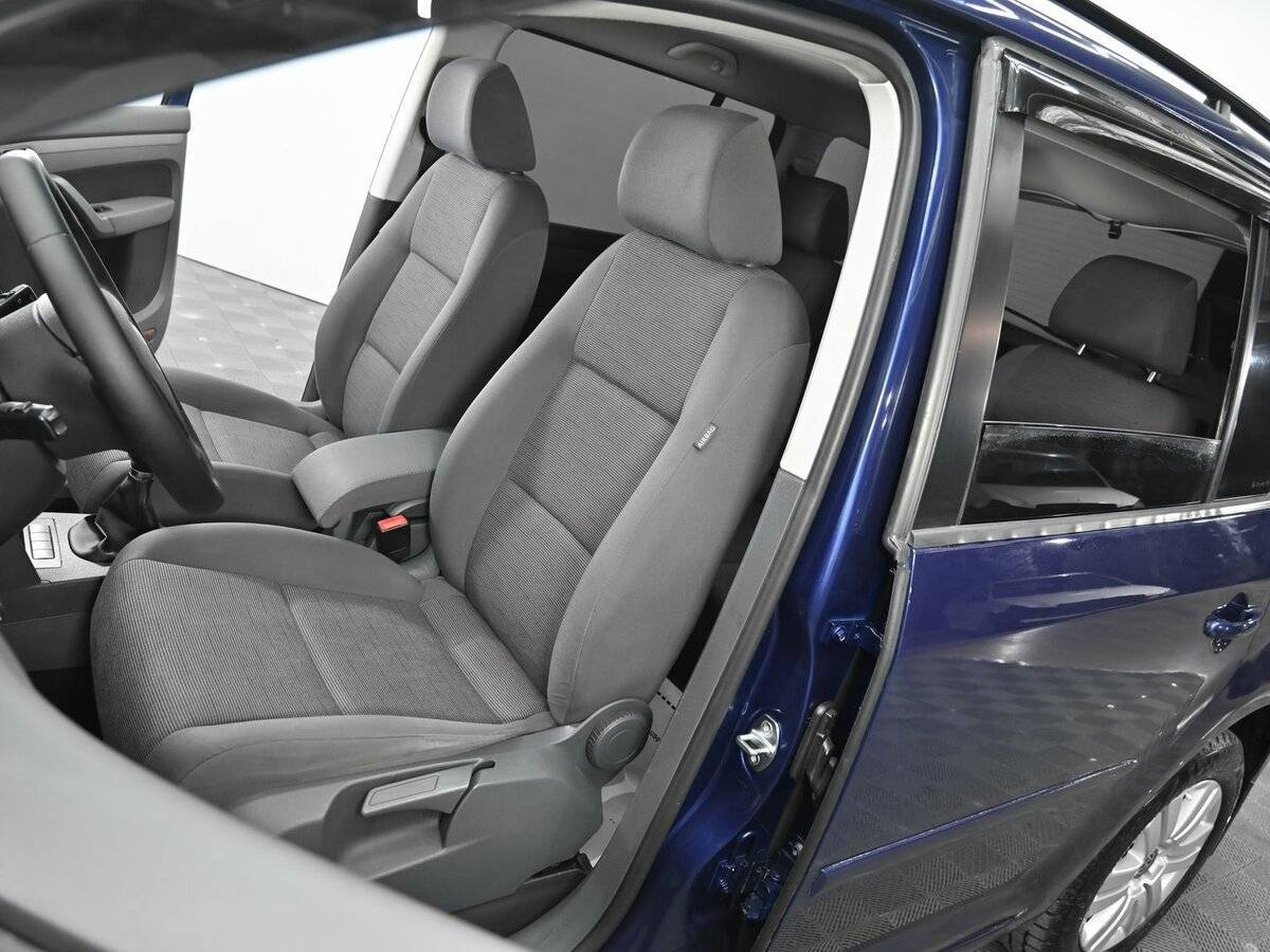 Купить Volkswagen Touran с пробегом. Фото: #5