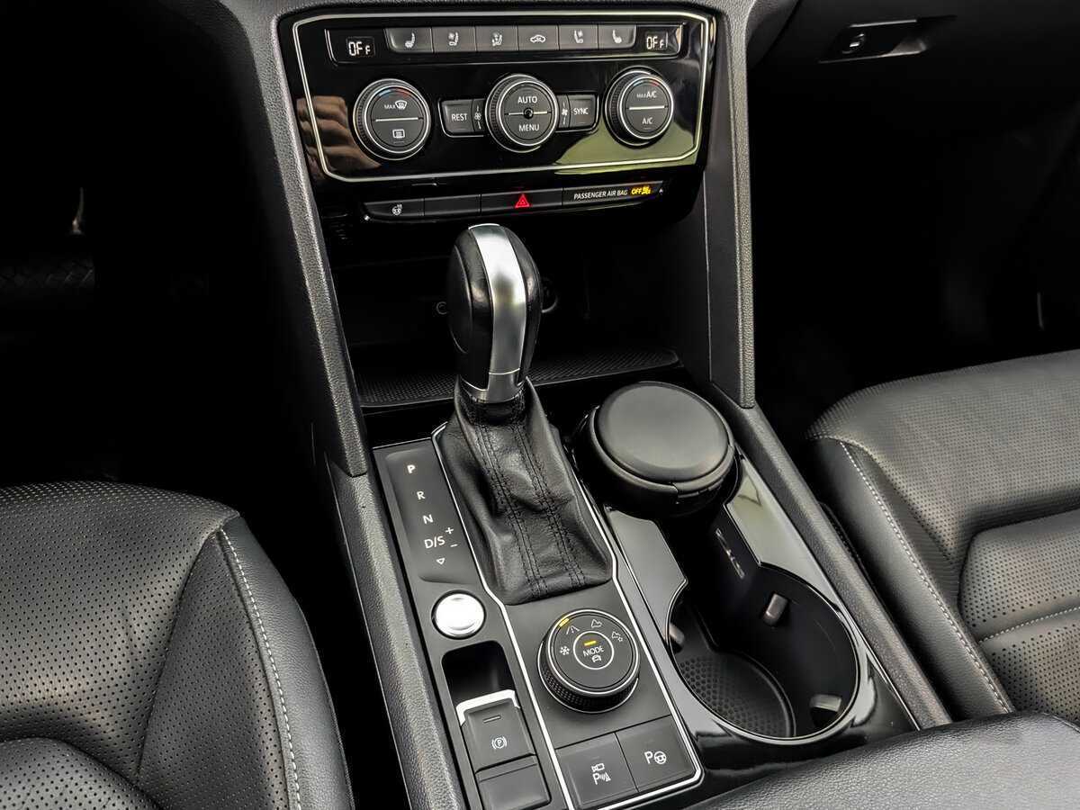 Купить Volkswagen Teramont с пробегом. Фото: #22