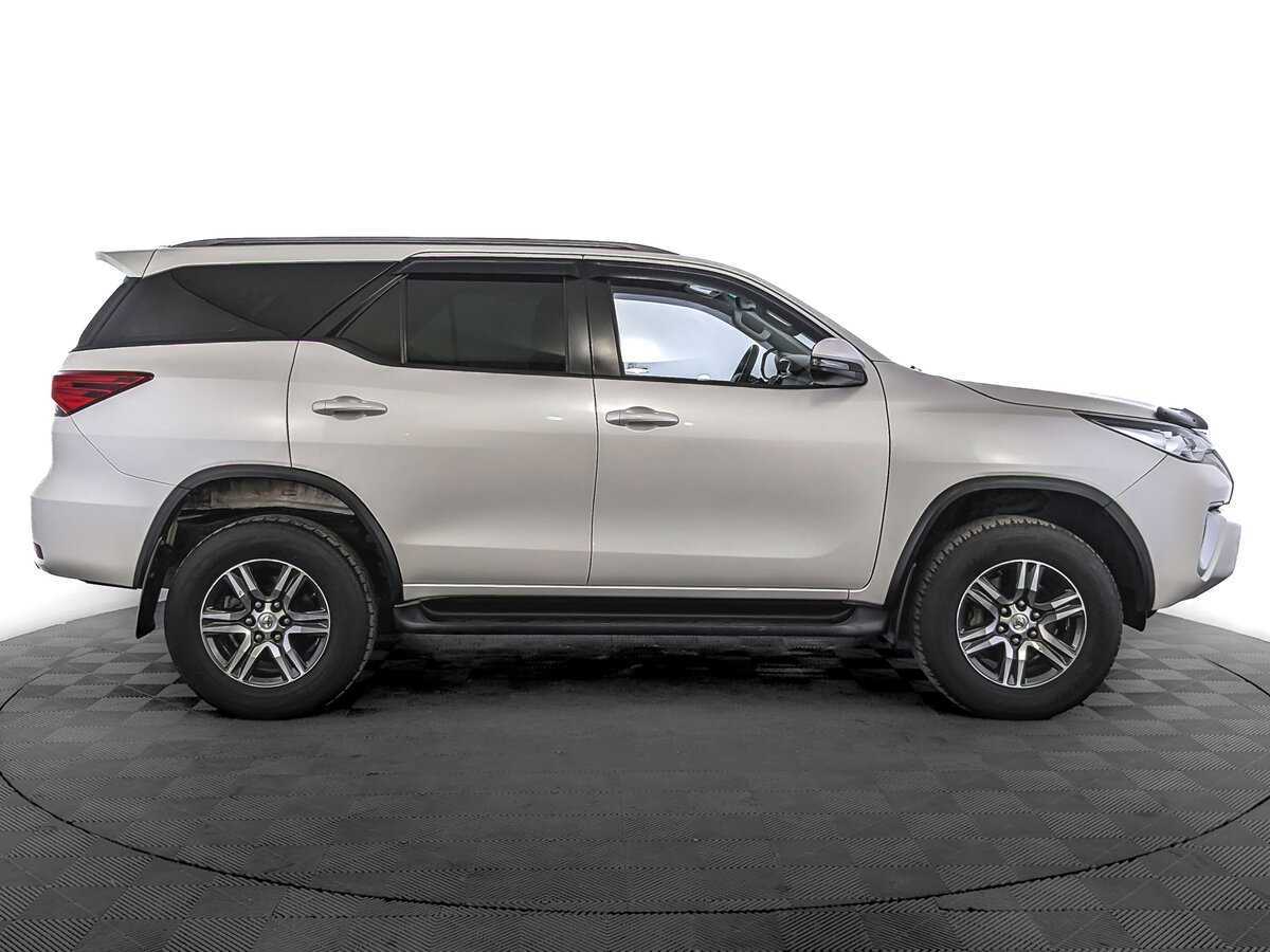 Купить Toyota Fortuner с пробегом. Фото: #3