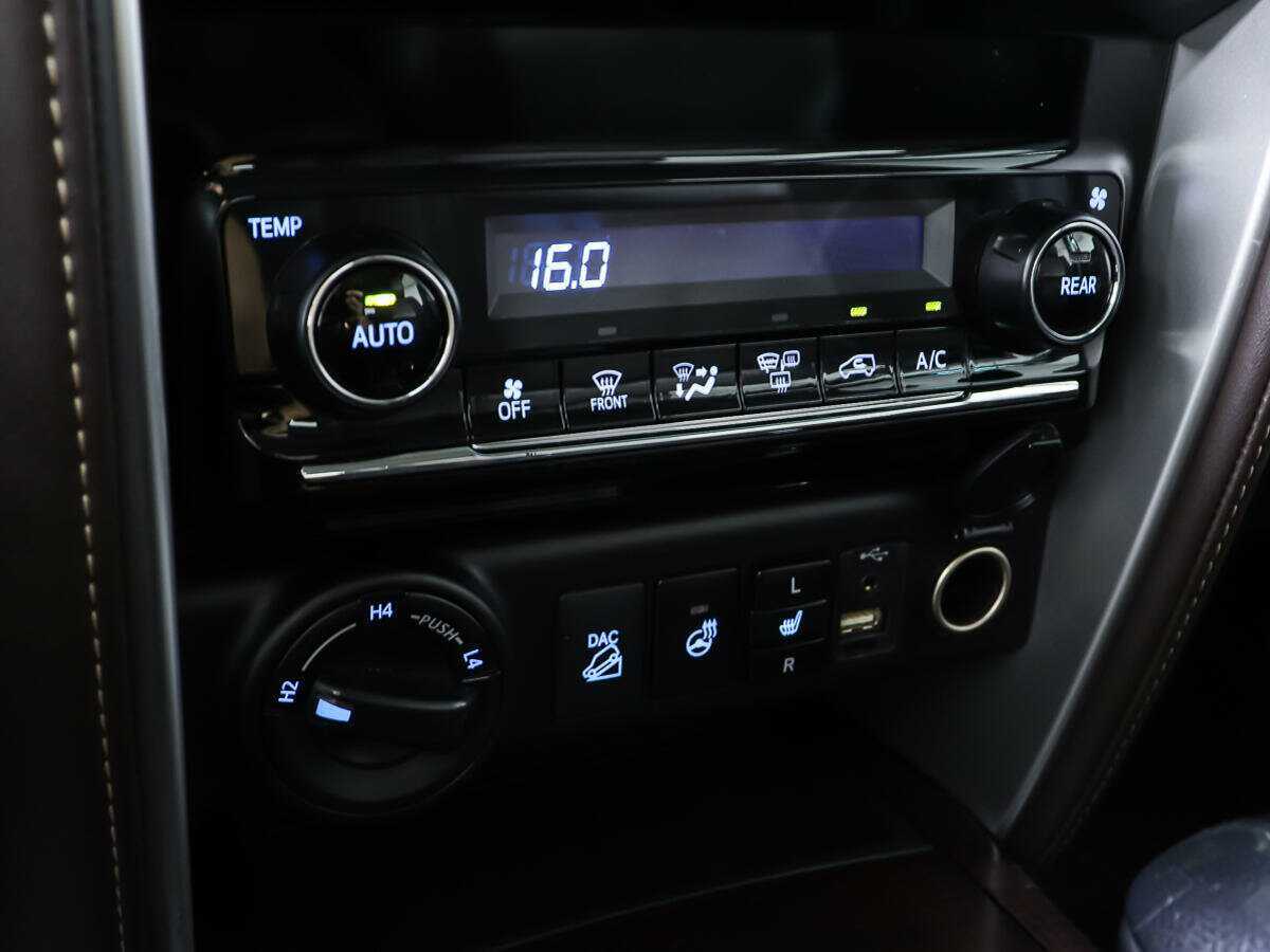 Купить Toyota Fortuner с пробегом. Фото: #16