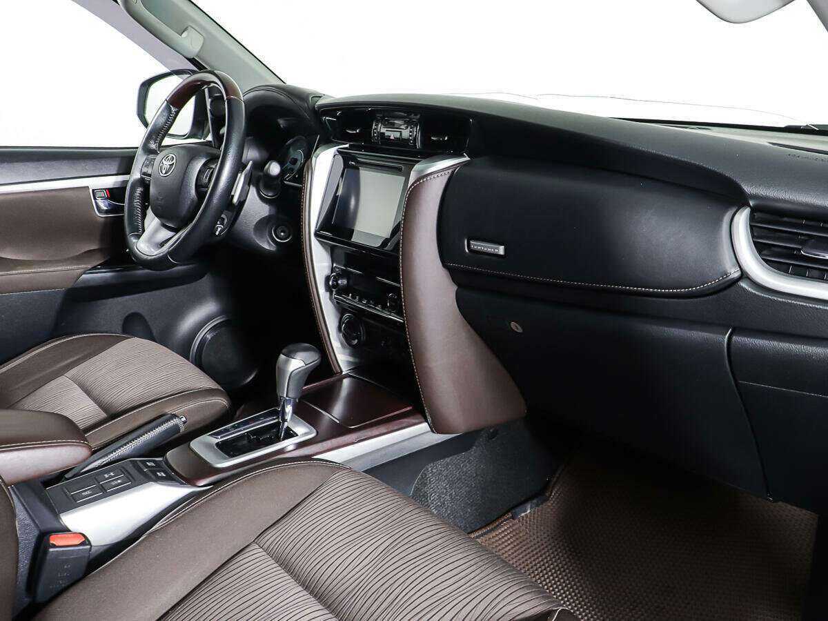 Купить Toyota Fortuner с пробегом. Фото: #7