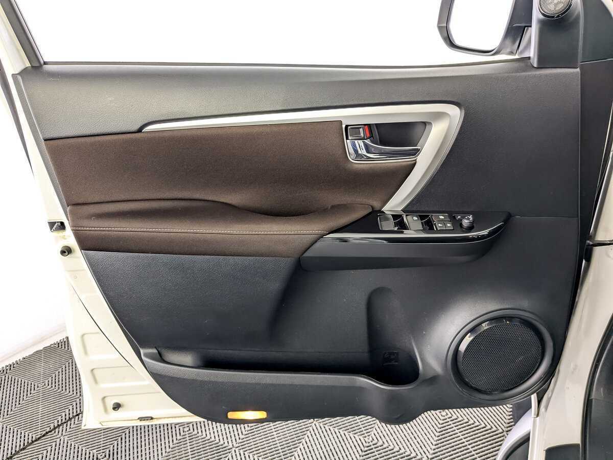 Купить Toyota Fortuner с пробегом. Фото: #17