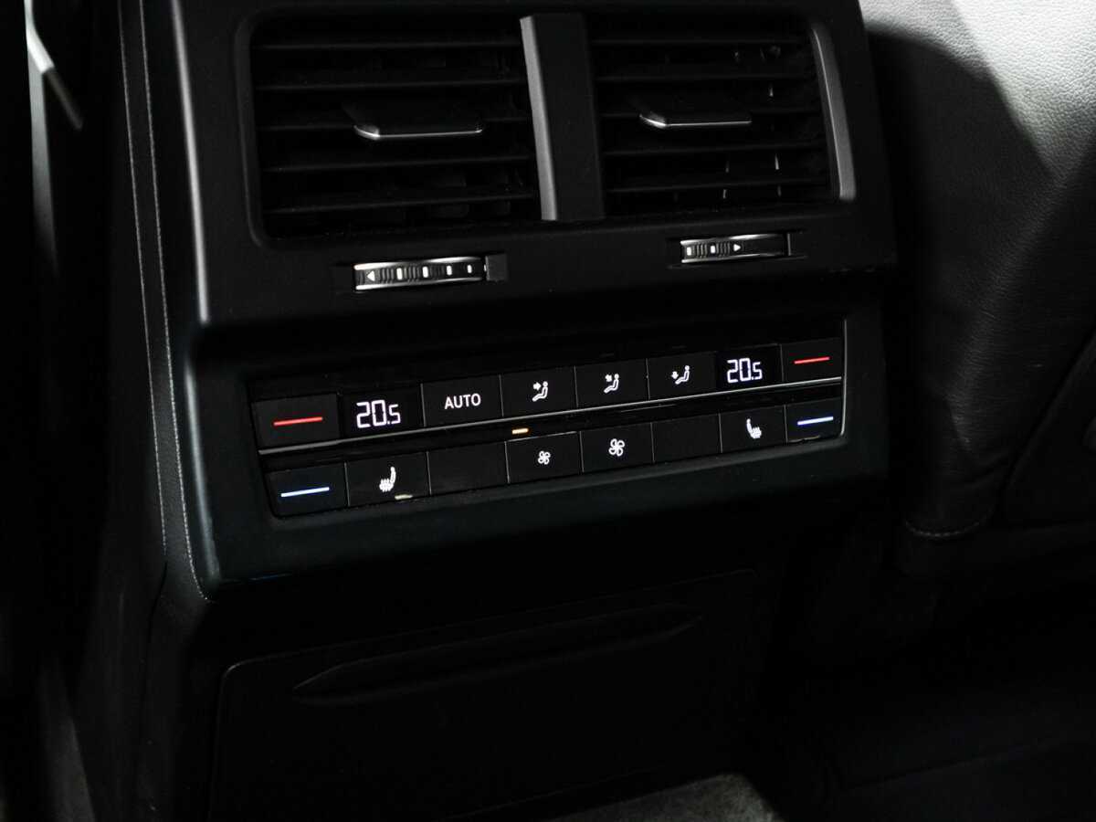 Купить Volkswagen Touareg с пробегом. Фото: #17