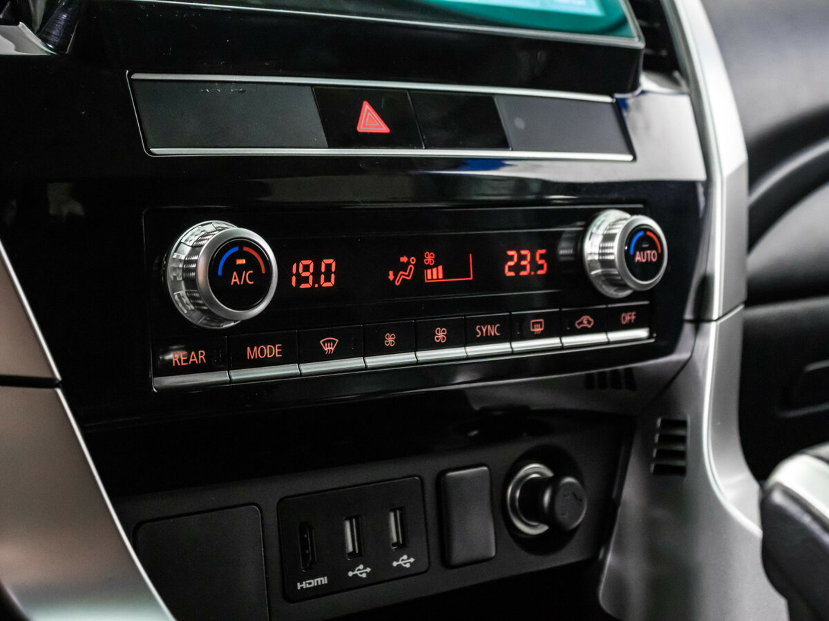 Купить Mitsubishi Montero Sport с пробегом. Фото: #15