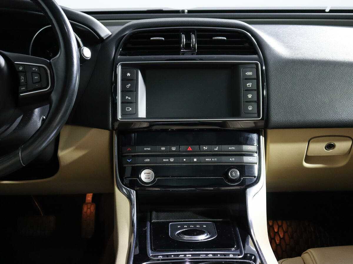 Купить Jaguar XE с пробегом. Фото: #12