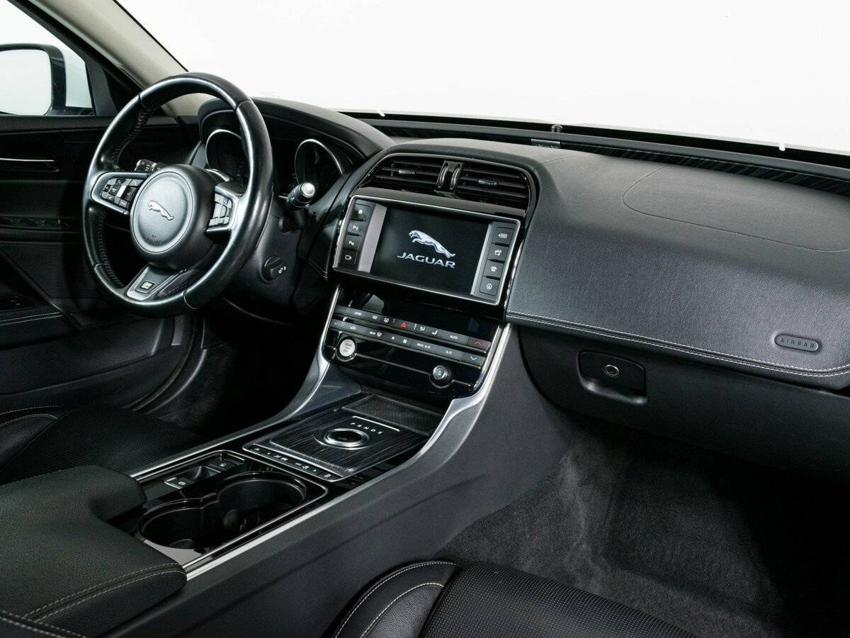 Купить Jaguar XE с пробегом. Фото: #10