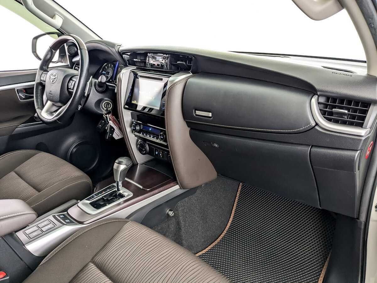 Купить Toyota Fortuner с пробегом. Фото: #9