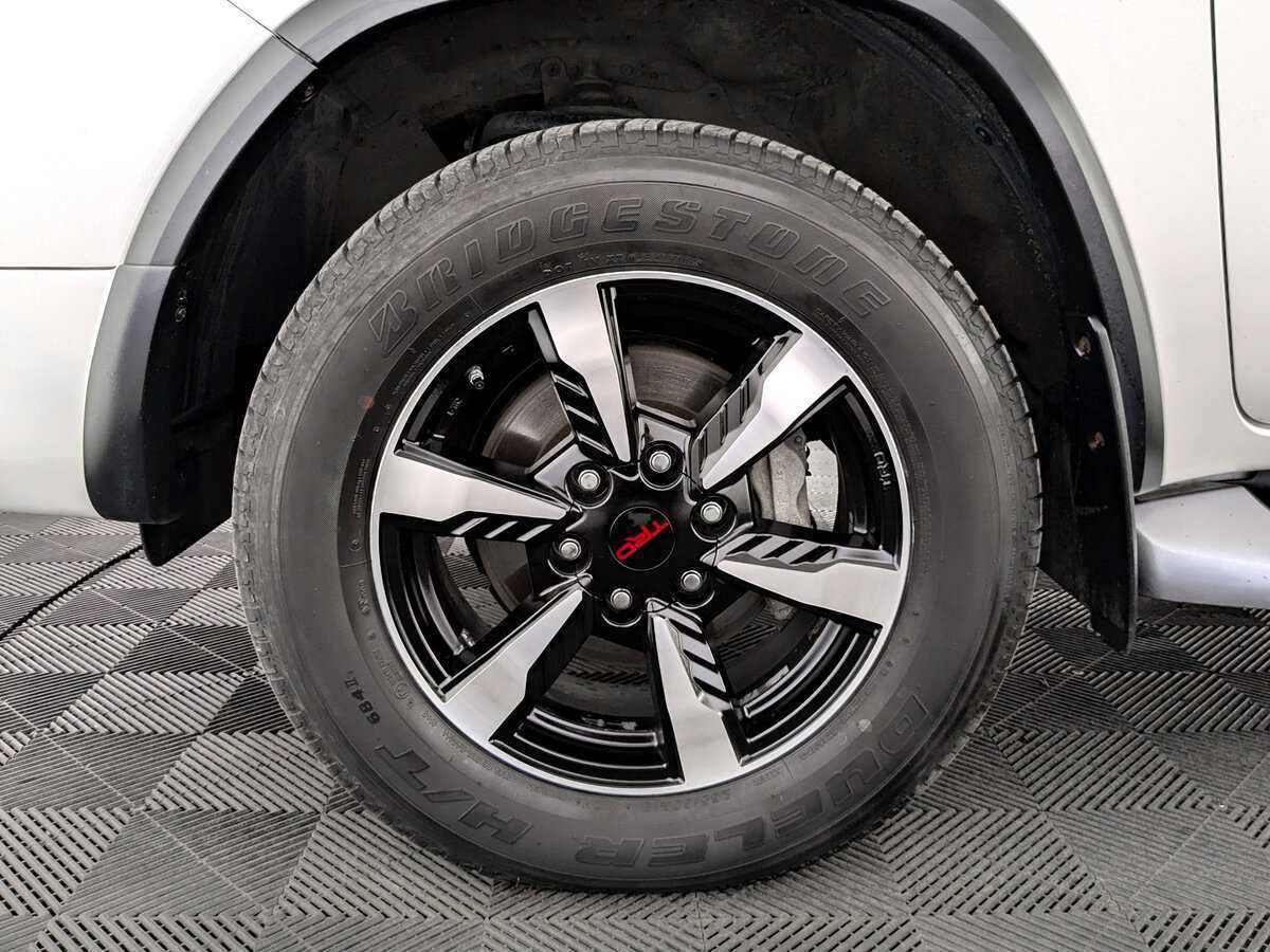 Купить Toyota Fortuner с пробегом. Фото: #16