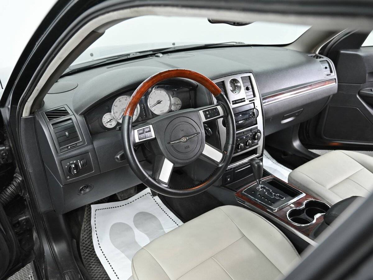 Купить Chrysler 300C с пробегом. Фото: #8