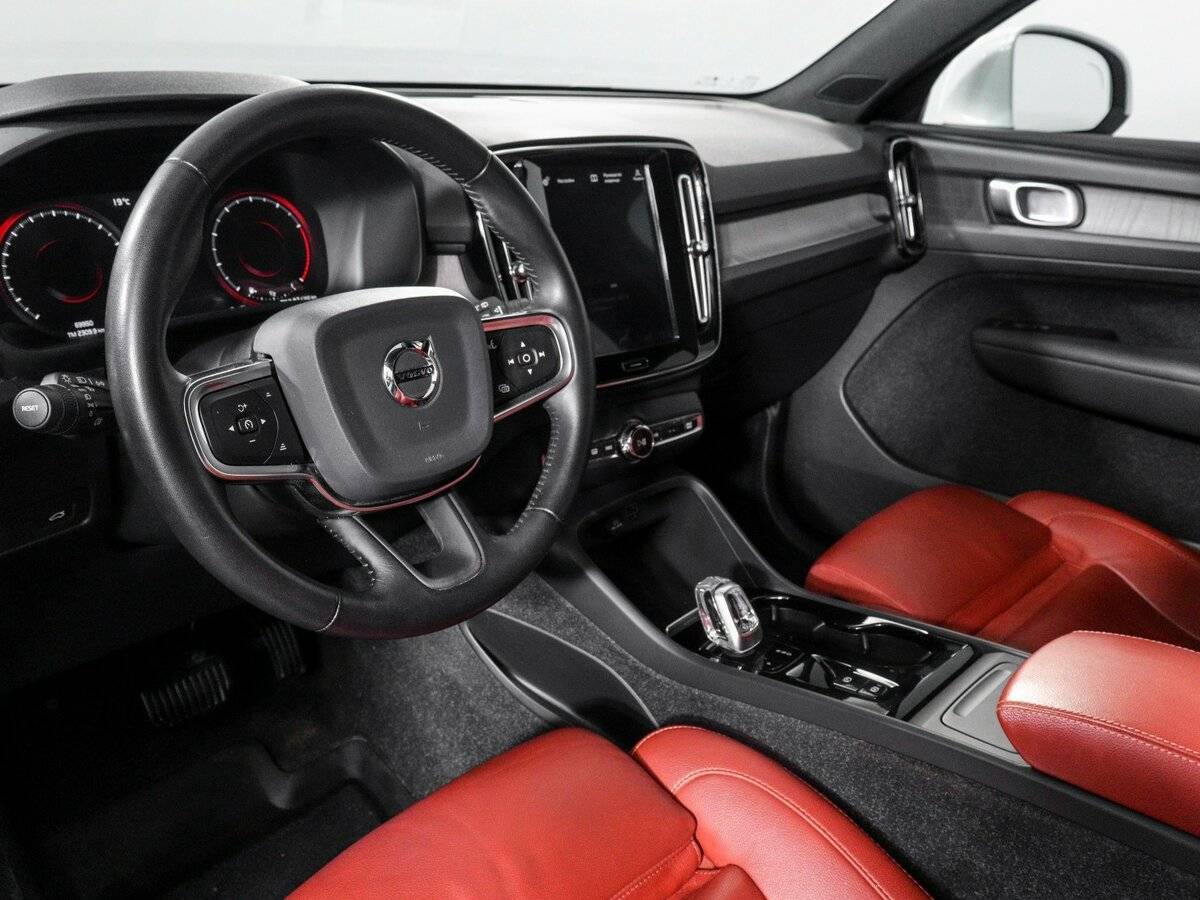 Купить Volvo XC40 с пробегом. Фото: #8