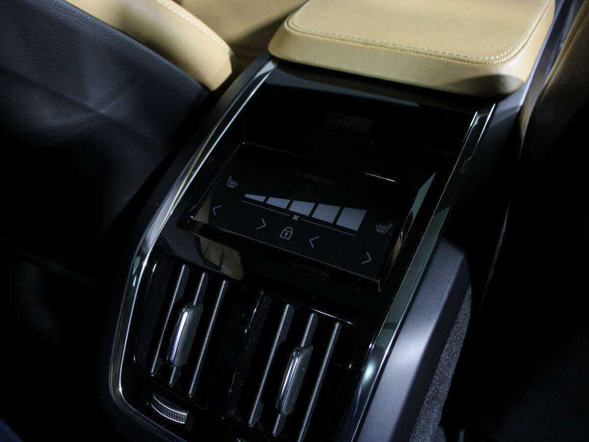 Купить Volvo S90 с пробегом. Фото: #23