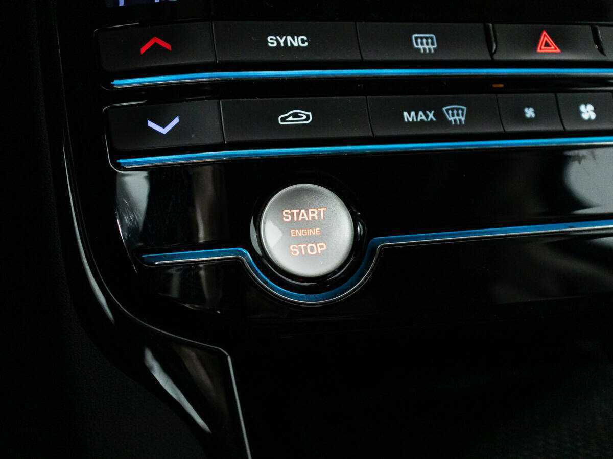 Купить Jaguar XE с пробегом. Фото: #17