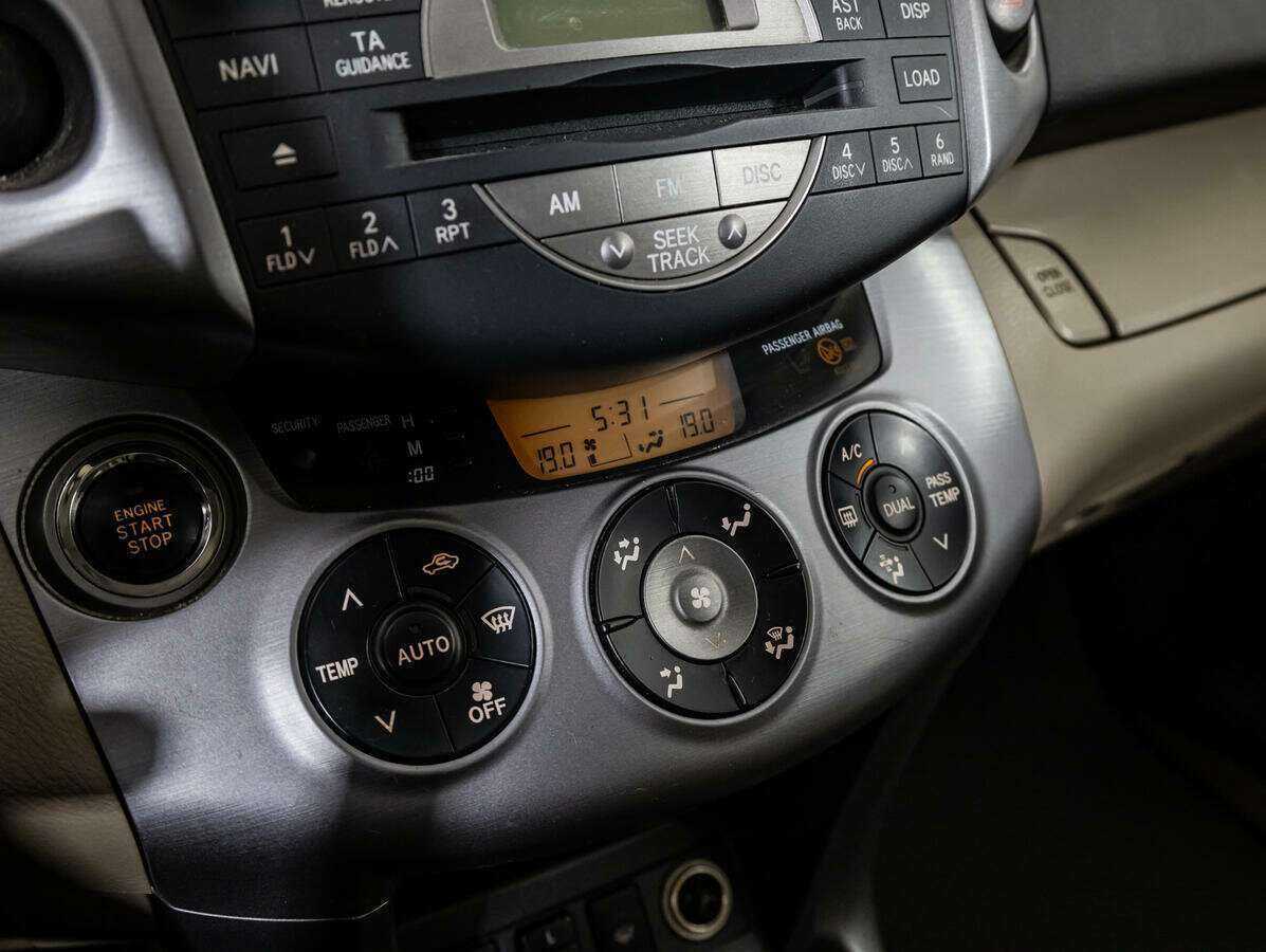 Купить Toyota RAV4 с пробегом. Фото: #18