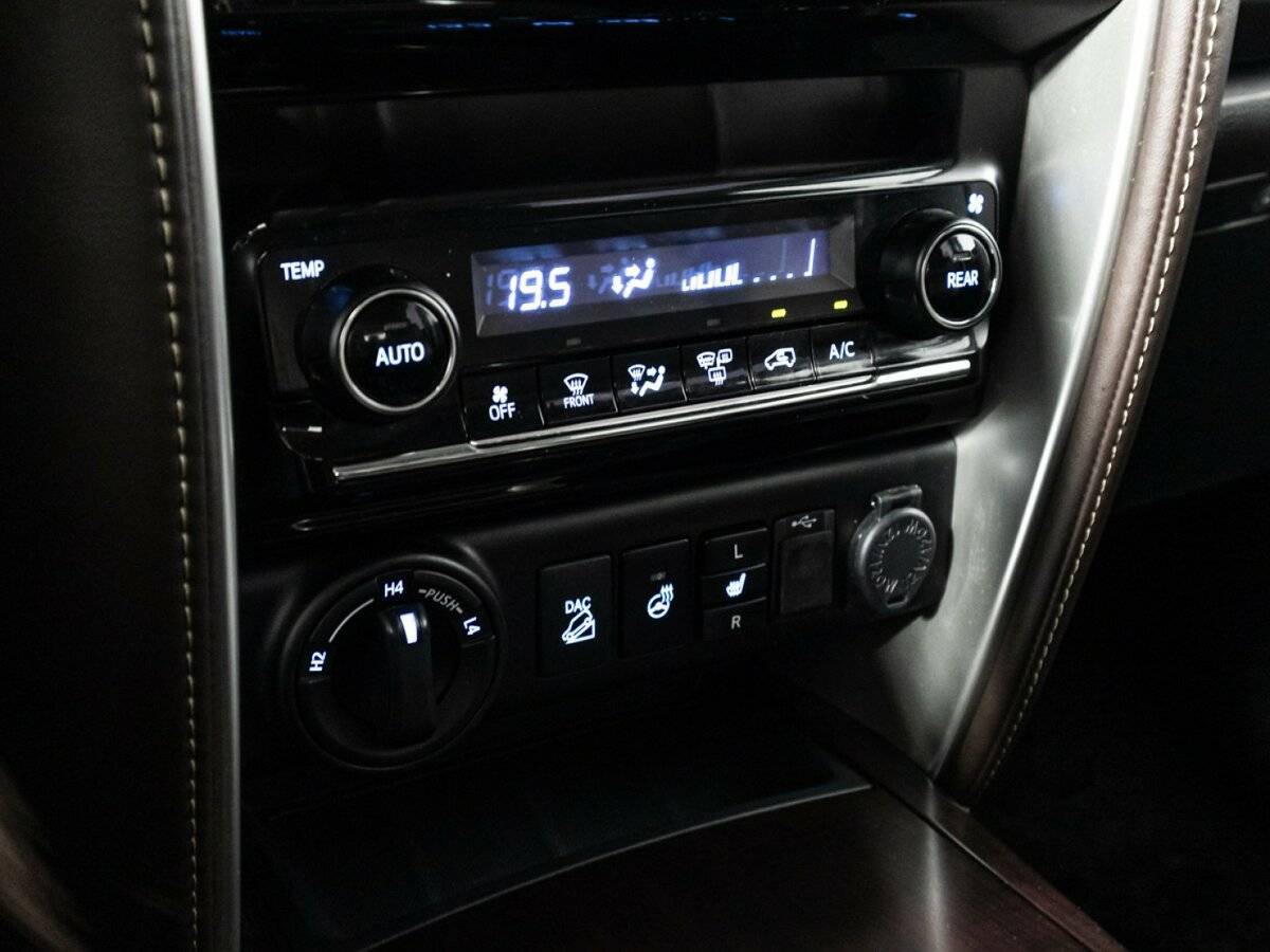 Купить Toyota Fortuner с пробегом. Фото: #18