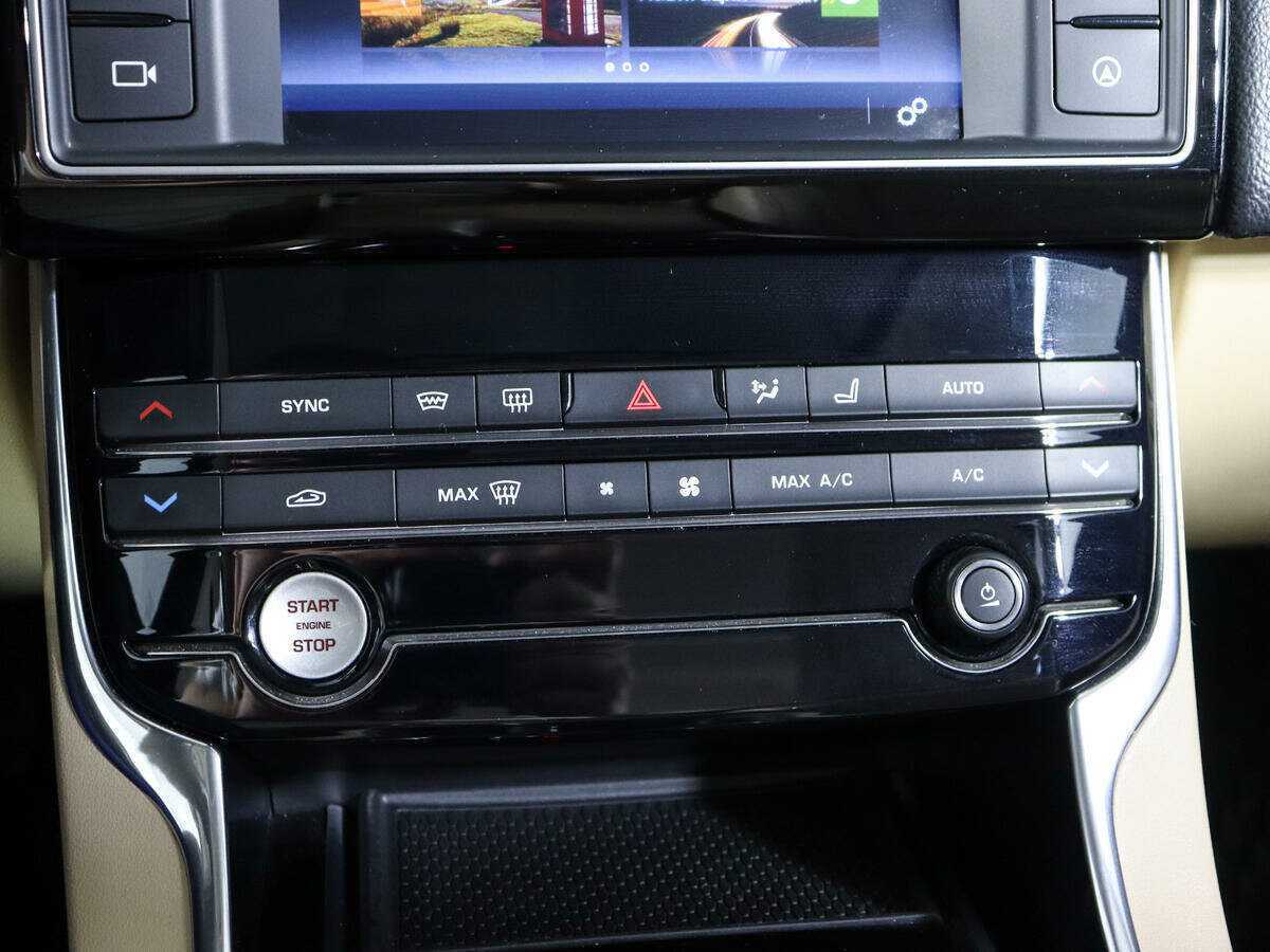 Купить Jaguar XE с пробегом. Фото: #22