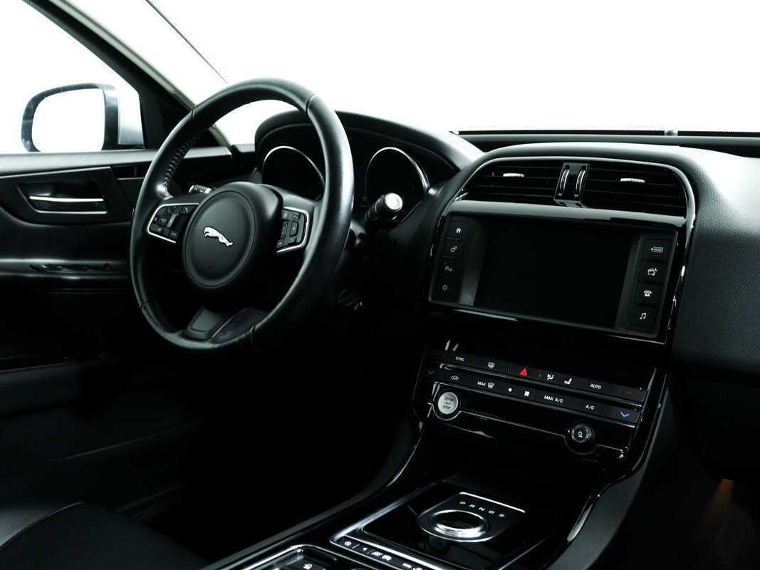 Купить Jaguar XE с пробегом. Фото: #8