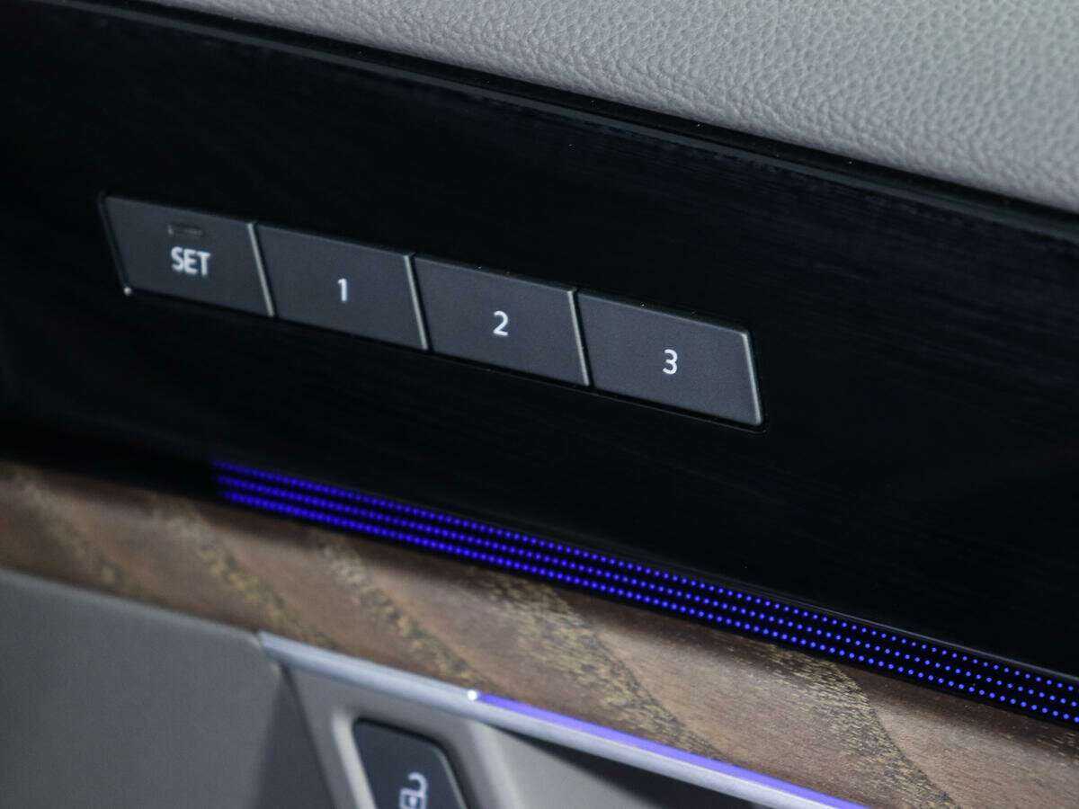 Купить Volkswagen Touareg с пробегом. Фото: #16
