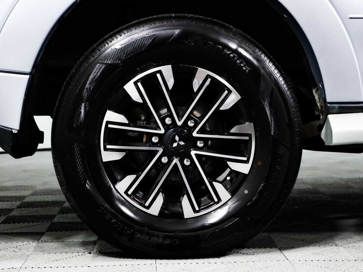 Купить Mitsubishi Pajero с пробегом. Фото: #10