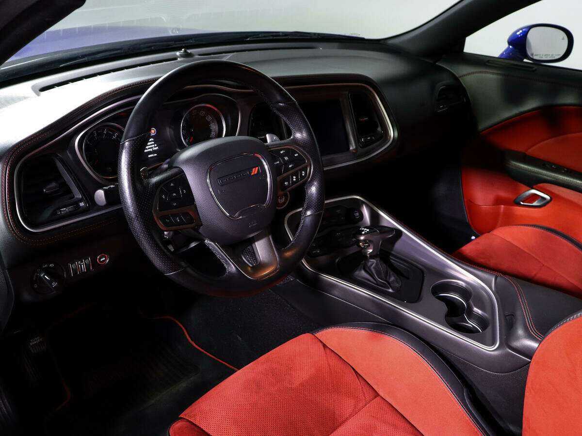 Купить Dodge Challenger с пробегом. Фото: #11