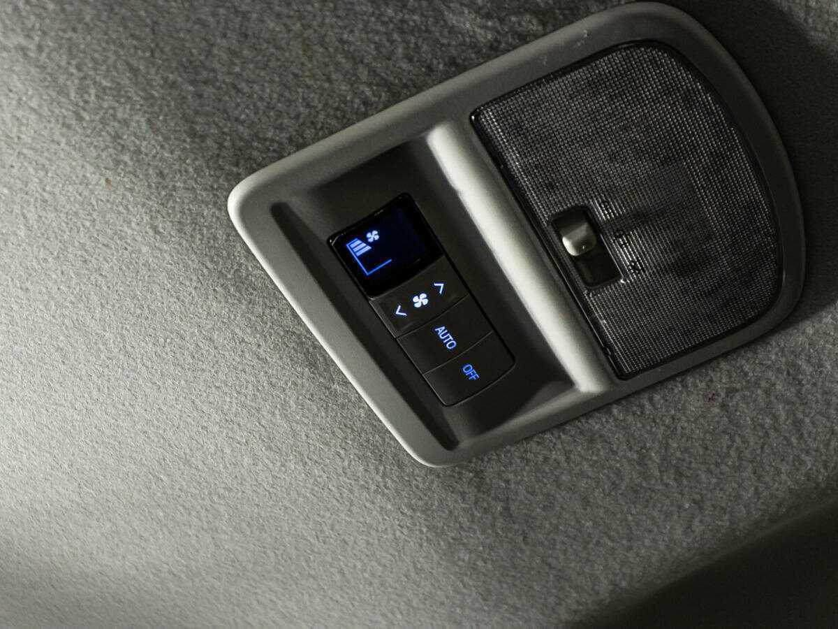 Купить Toyota Fortuner с пробегом. Фото: #18