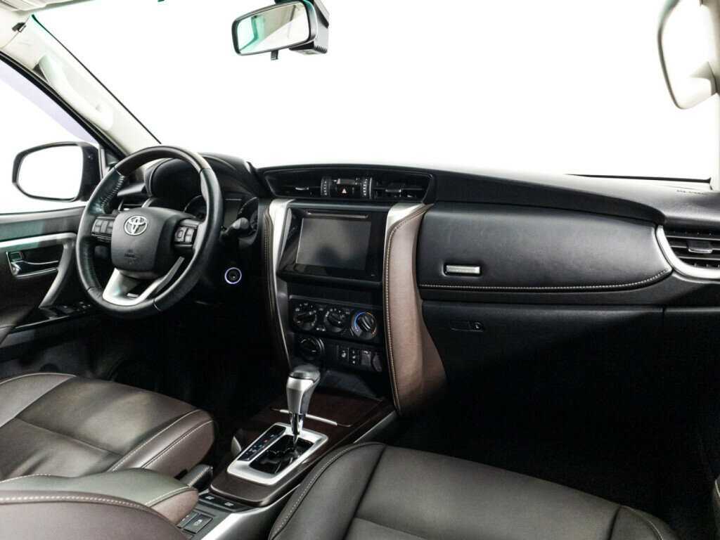 Купить Toyota Fortuner с пробегом. Фото: #8