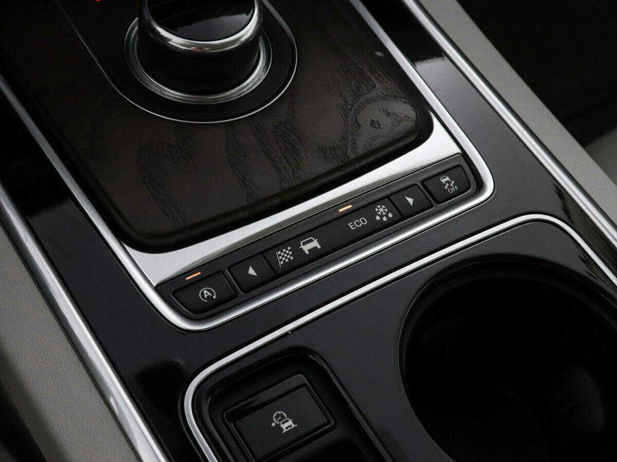 Купить Jaguar XE с пробегом. Фото: #11
