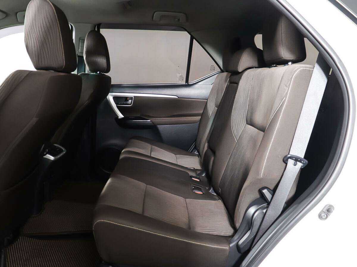 Купить Toyota Fortuner с пробегом. Фото: #8