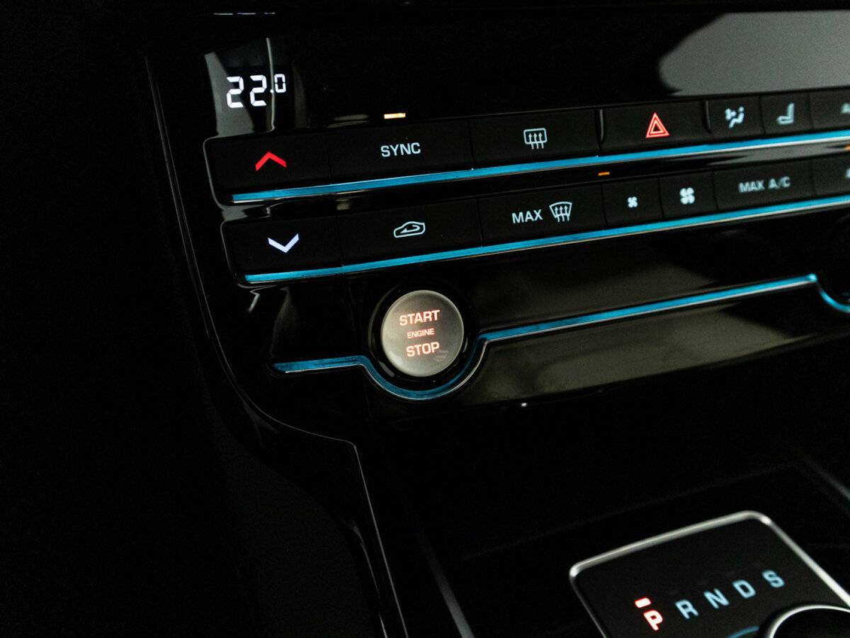 Купить Jaguar XE с пробегом. Фото: #17