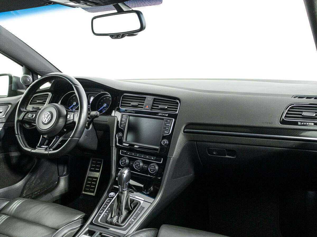 Купить Volkswagen Golf R с пробегом. Фото: #8