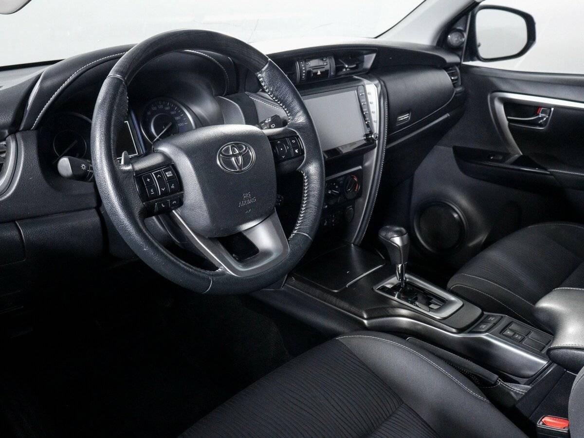 Купить Toyota Fortuner с пробегом. Фото: #5