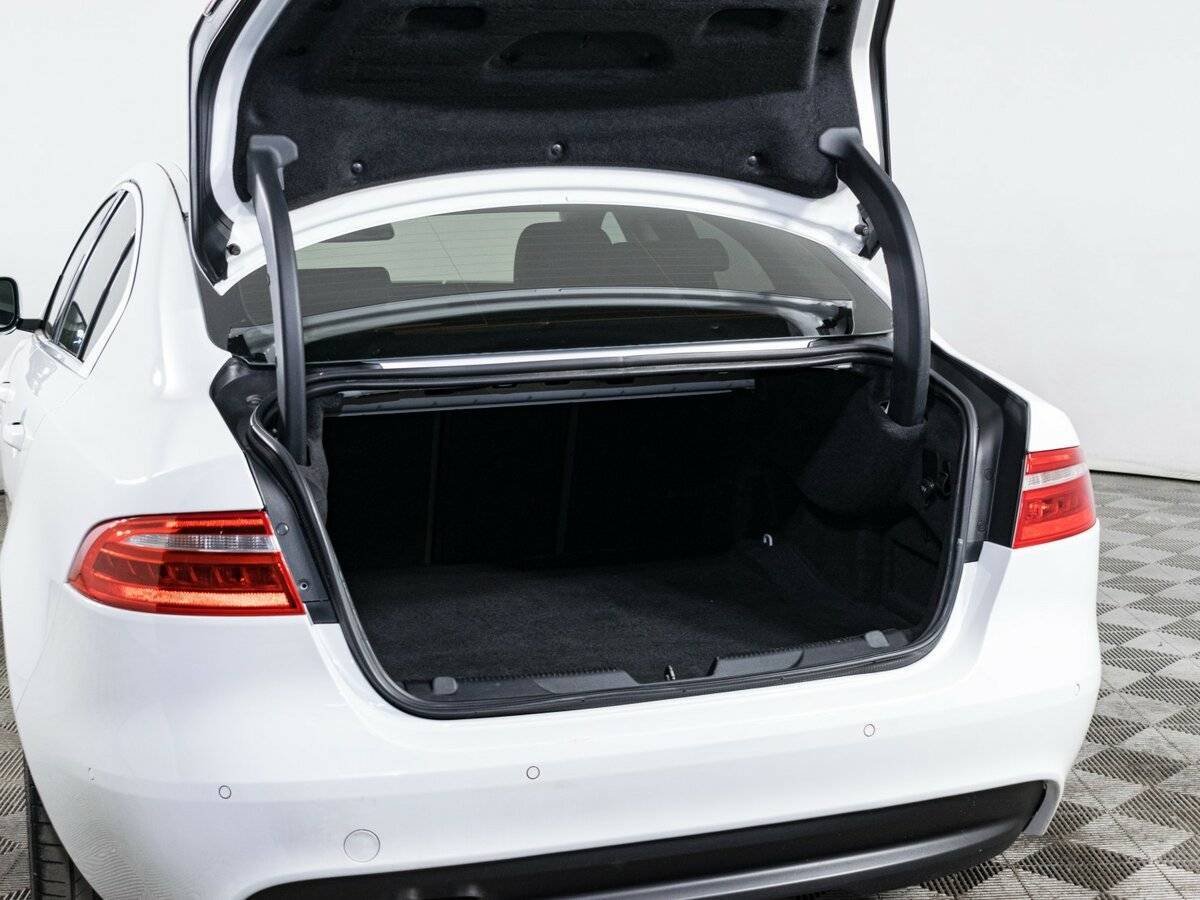Купить Jaguar XE с пробегом. Фото: #8