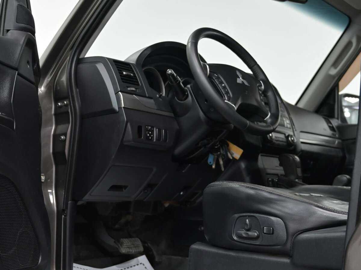 Купить Mitsubishi Pajero с пробегом. Фото: #8