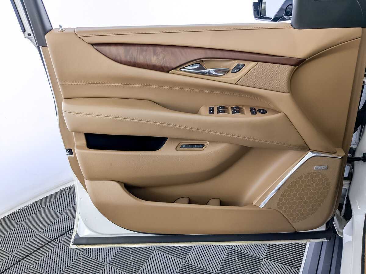 Купить Cadillac Escalade с пробегом. Фото: #19