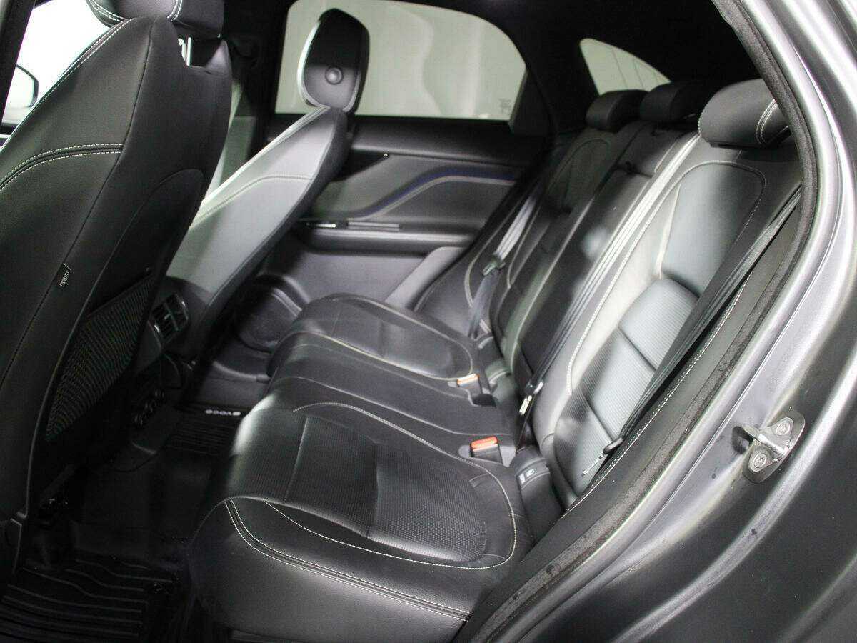 Купить Jaguar F-Pace с пробегом. Фото: #7