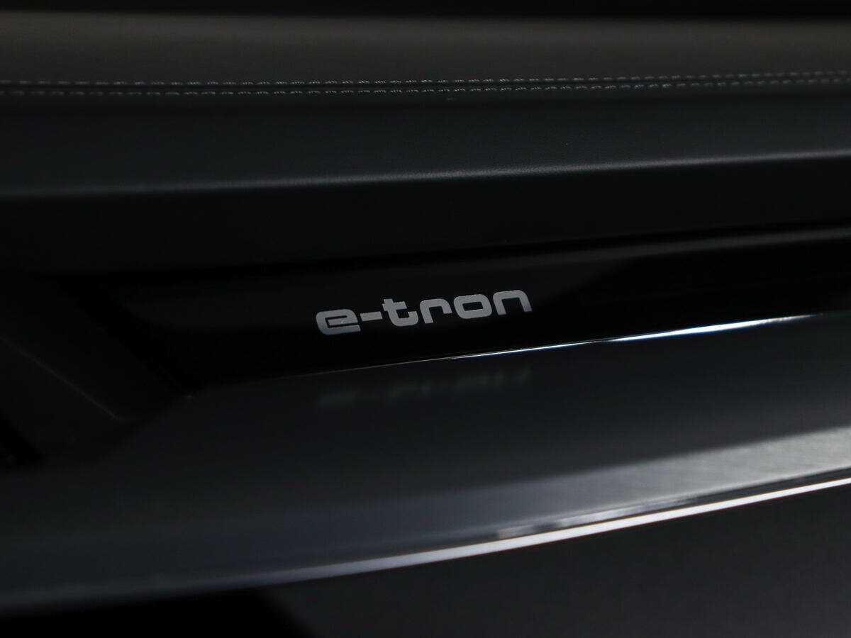 Купить Audi e-tron с пробегом. Фото: #28