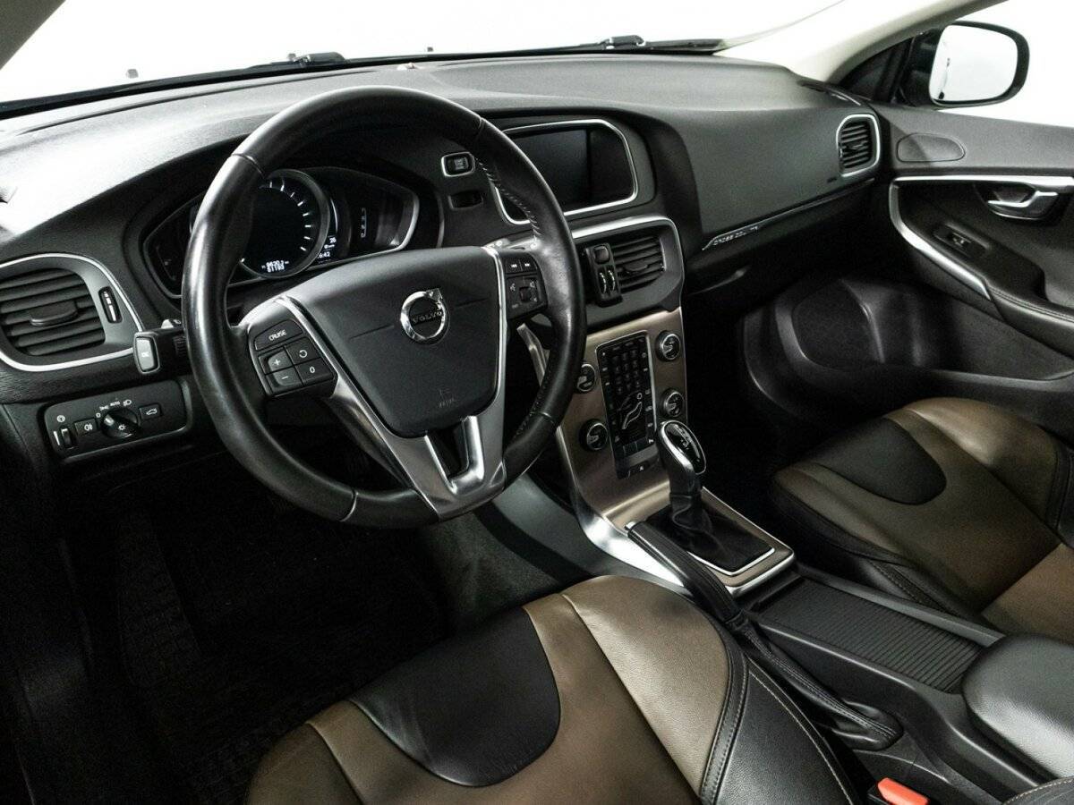 Купить Volvo V40 Cross Country с пробегом. Фото: #10