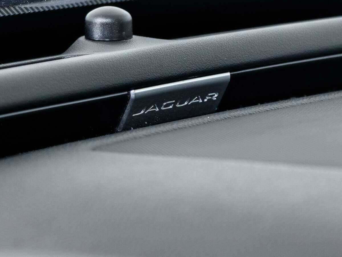 Купить Jaguar XE с пробегом. Фото: #13