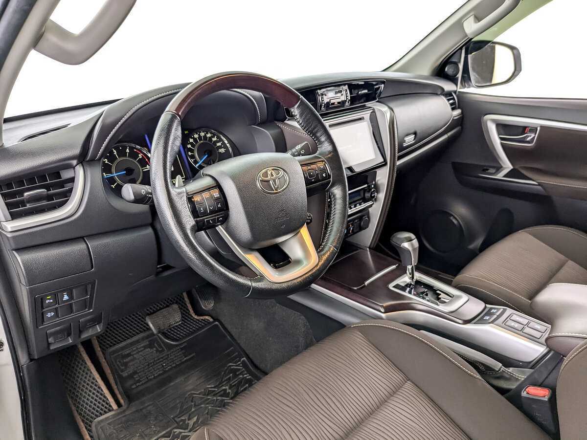 Купить Toyota Fortuner с пробегом. Фото: #14