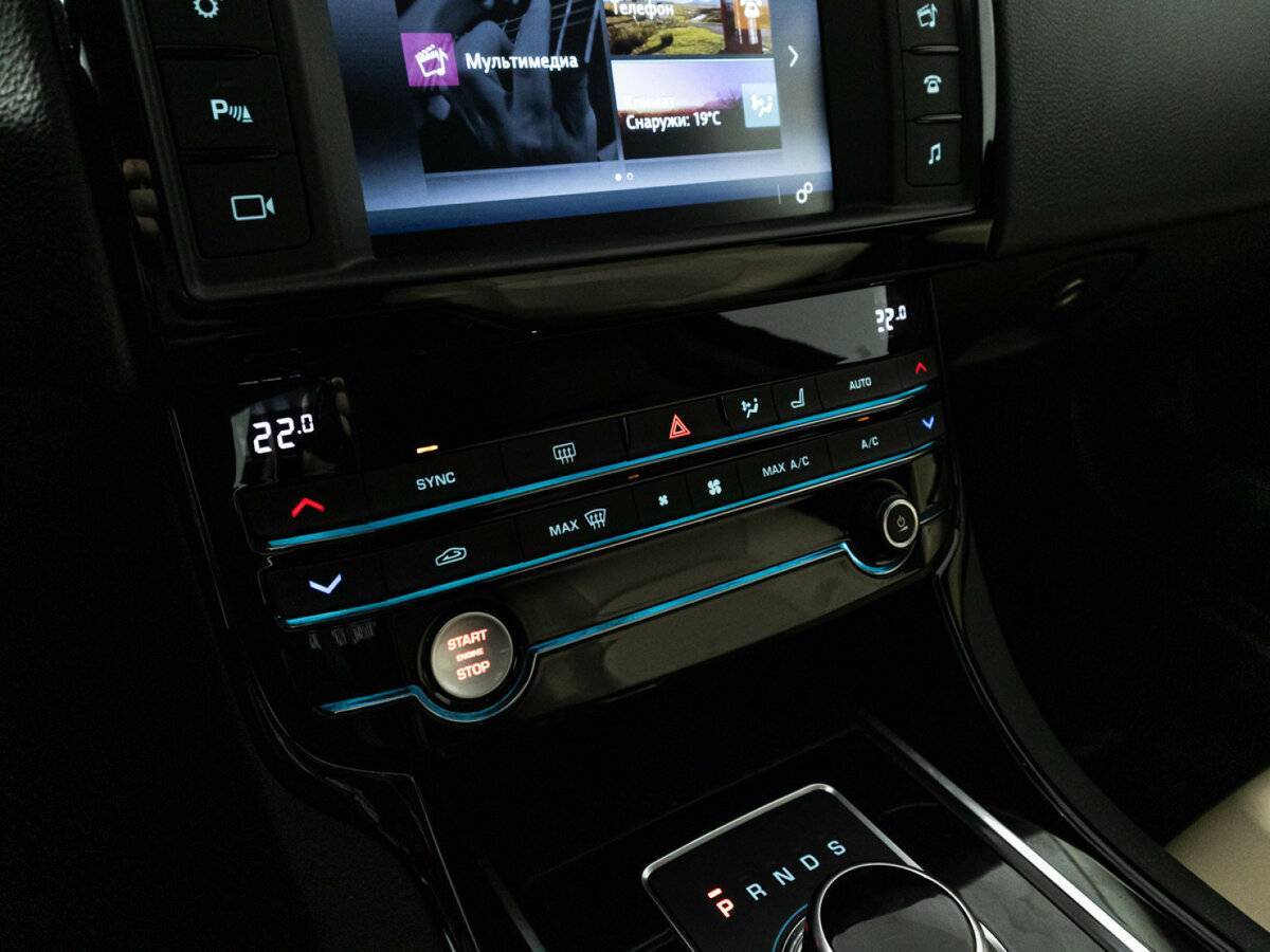 Купить Jaguar XE с пробегом. Фото: #16