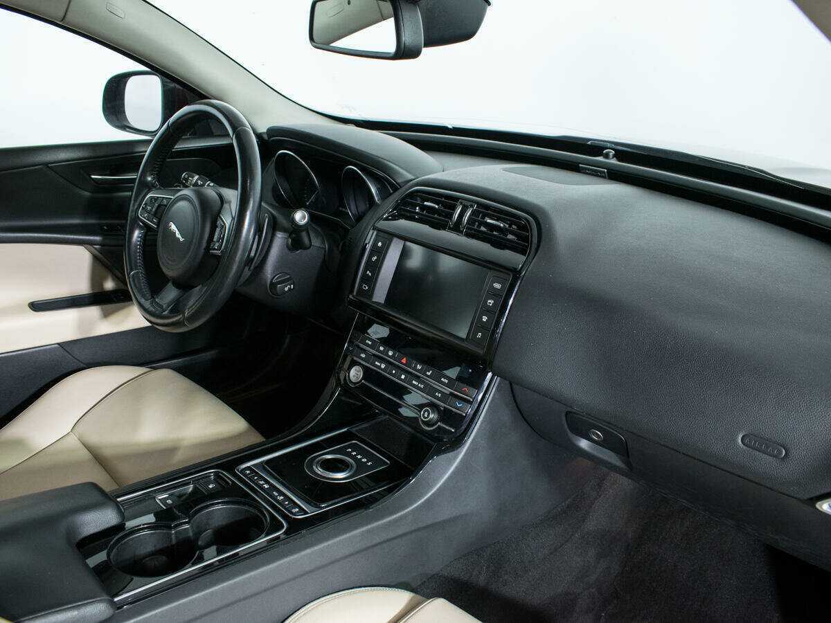 Купить Jaguar XE с пробегом. Фото: #8