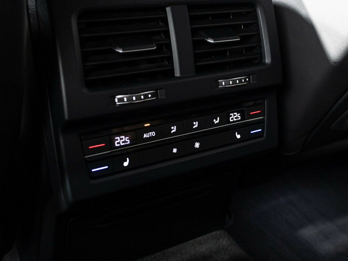 Купить Volkswagen Touareg с пробегом. Фото: #16