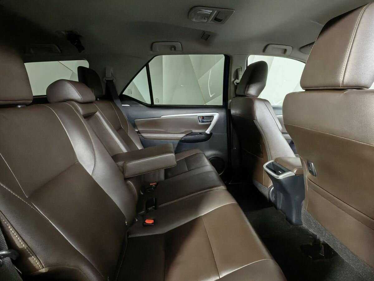 Купить Toyota Fortuner с пробегом. Фото: #11