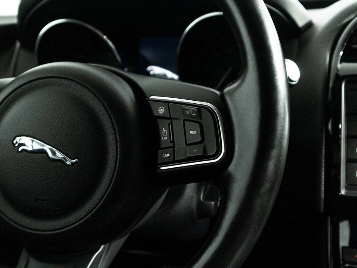 Купить Jaguar XE с пробегом. Фото: #20