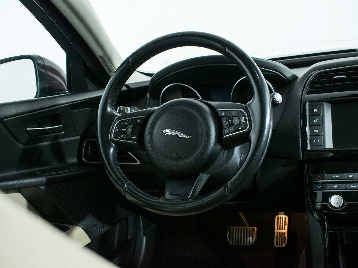 Купить Jaguar XE с пробегом. Фото: #13
