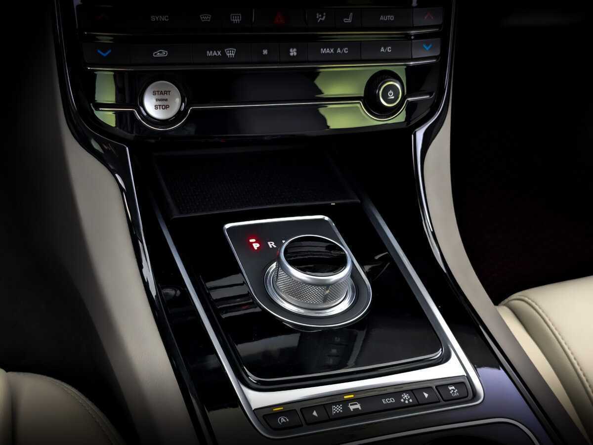 Купить Jaguar XE с пробегом. Фото: #26