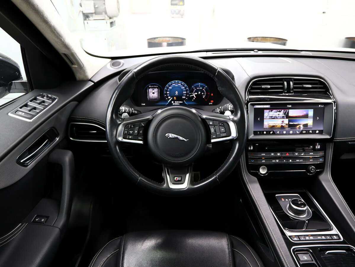 Купить Jaguar F-Pace с пробегом. Фото: #16