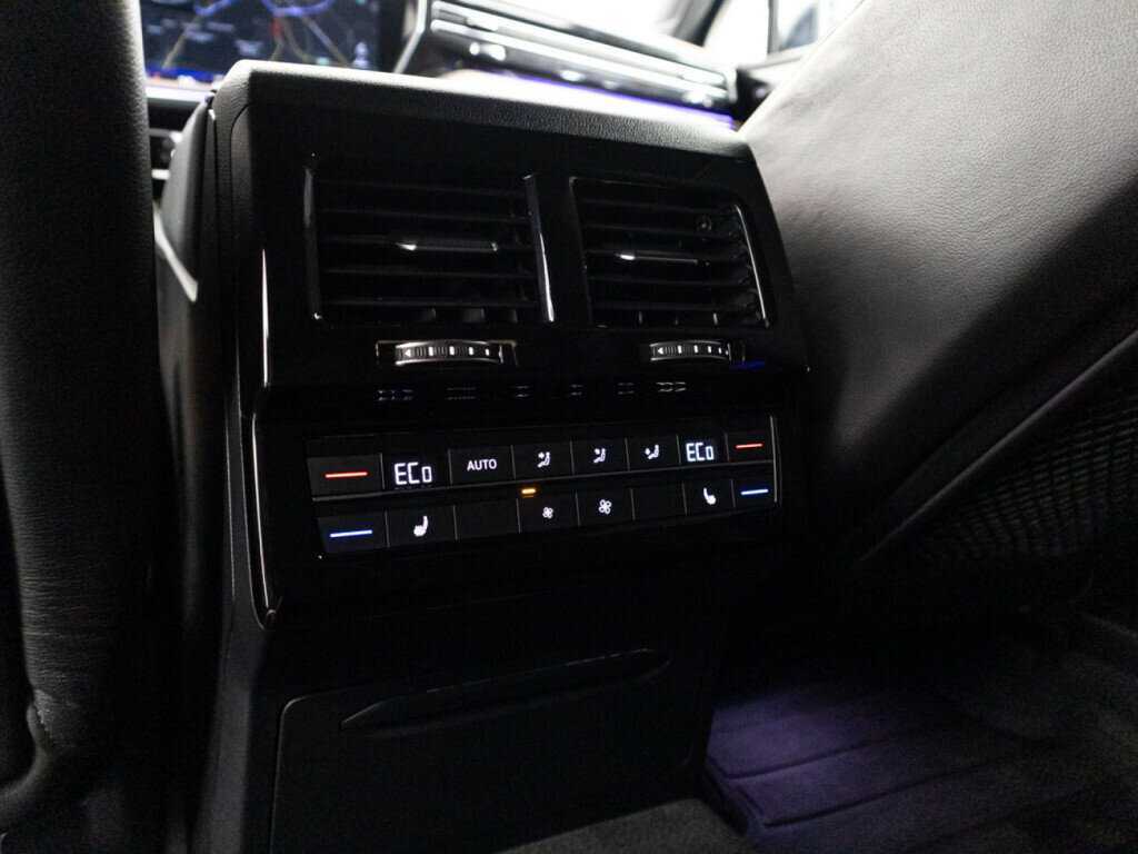 Купить Volkswagen Touareg с пробегом. Фото: #23